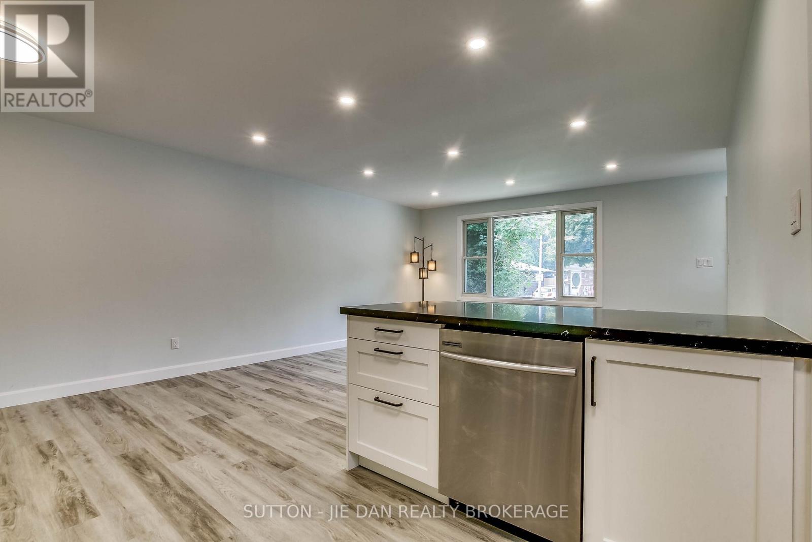 42 Wenlock Crescent, London North, Ontario  N6G 3B6 - Photo 7 - X12319138