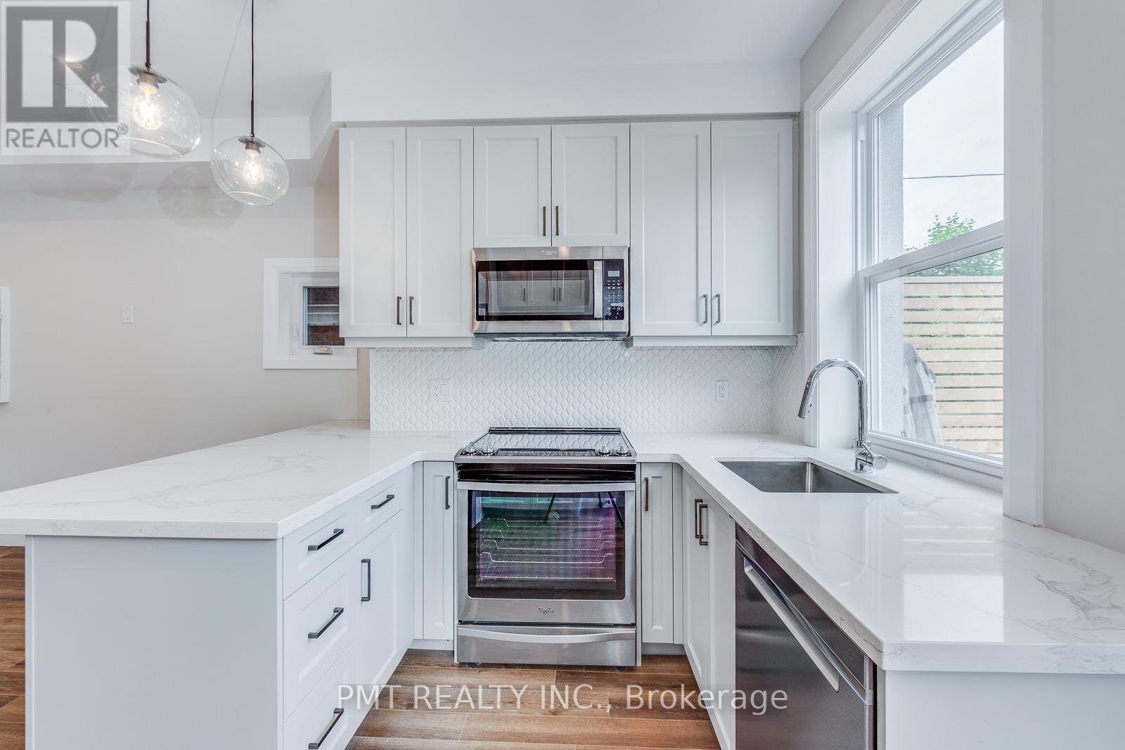 B - 17 Lockwood Road, Toronto, Ontario  M4L 3M7 - Photo 6 - E12578472