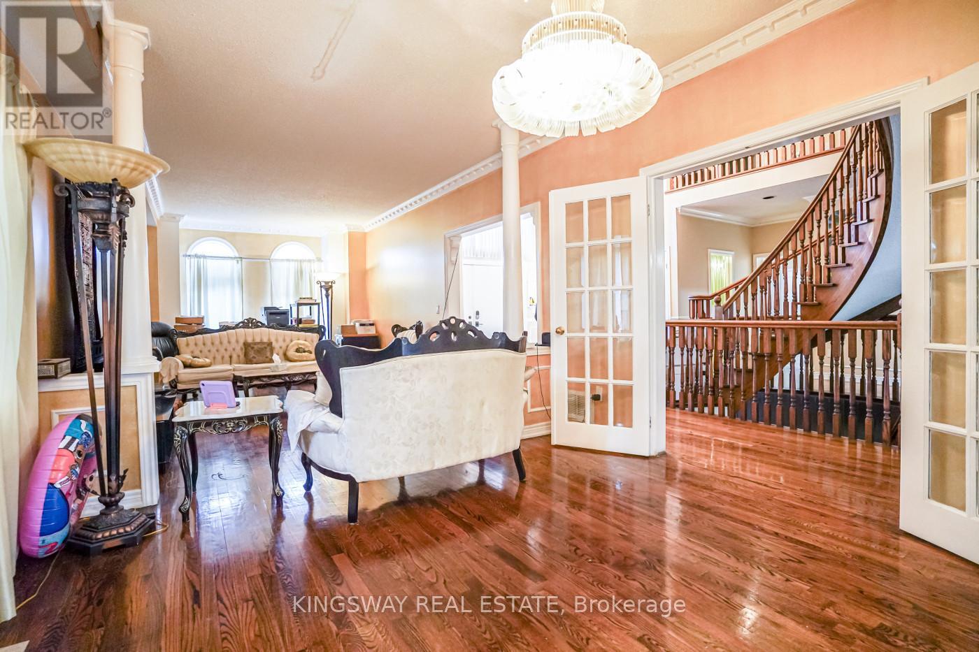 5969 Rayshaw Crescent, Mississauga, Ontario  L5M 2P1 - Photo 9 - W12577500