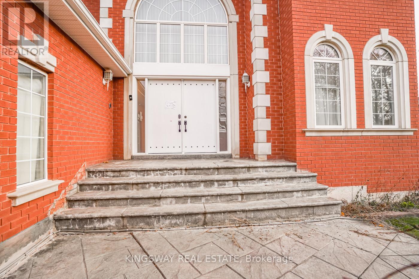 5969 Rayshaw Crescent, Mississauga, Ontario  L5M 2P1 - Photo 4 - W12577500