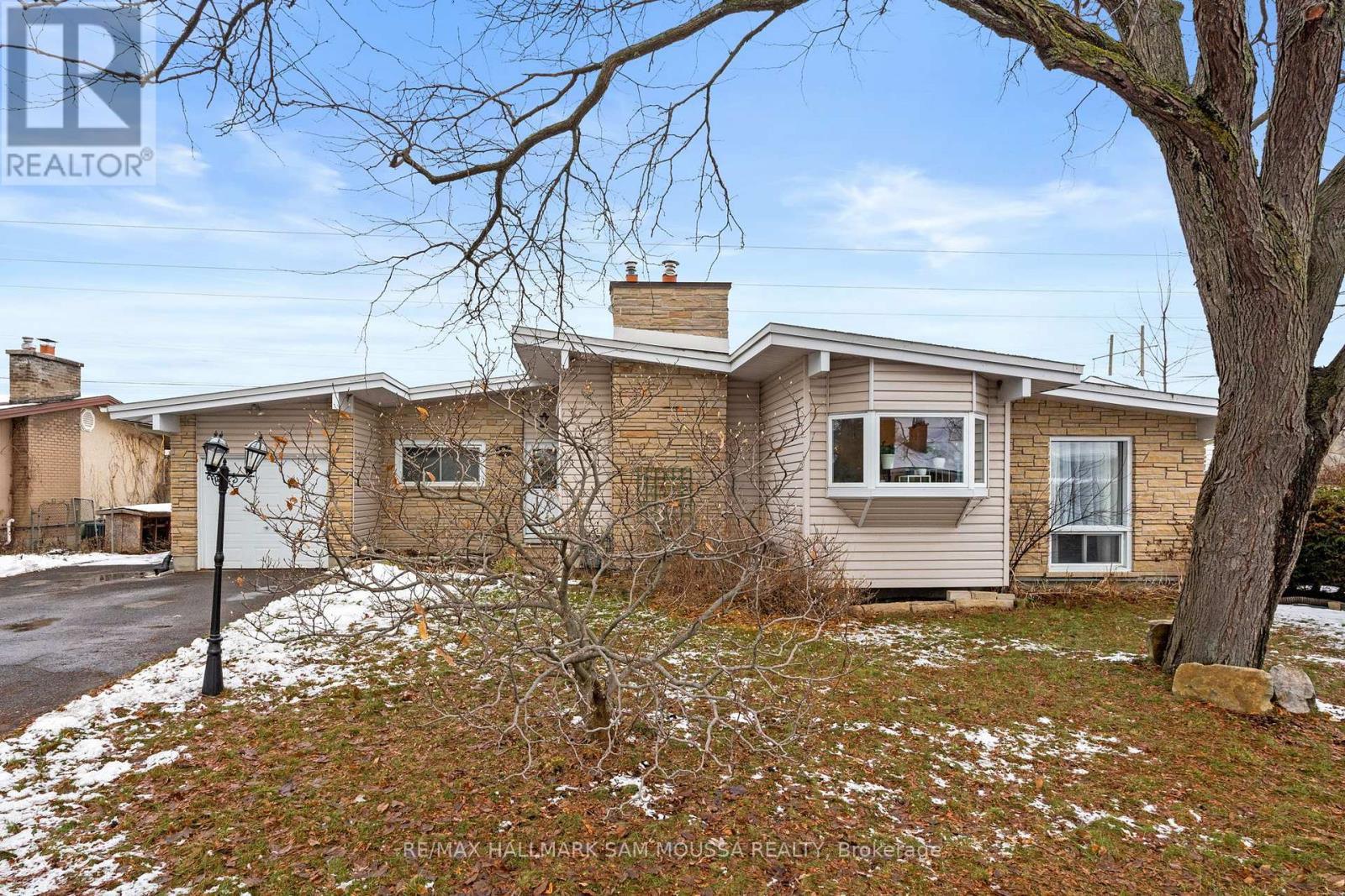 9 Quinpool Crescent, Ottawa, Ontario  K2H 6H9 - Photo 2 - X12578618