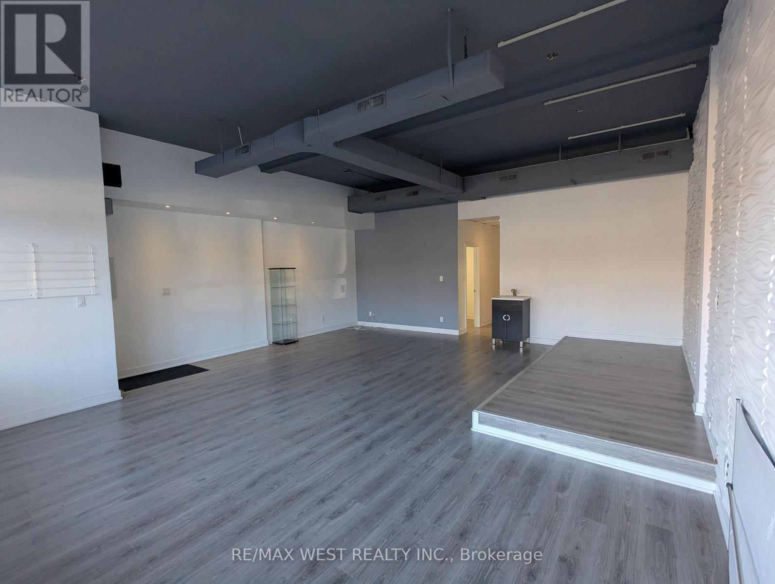 2 - 3267 Bloor Street W, Toronto, Ontario  M8X 1E2 - Photo 4 - W12578488