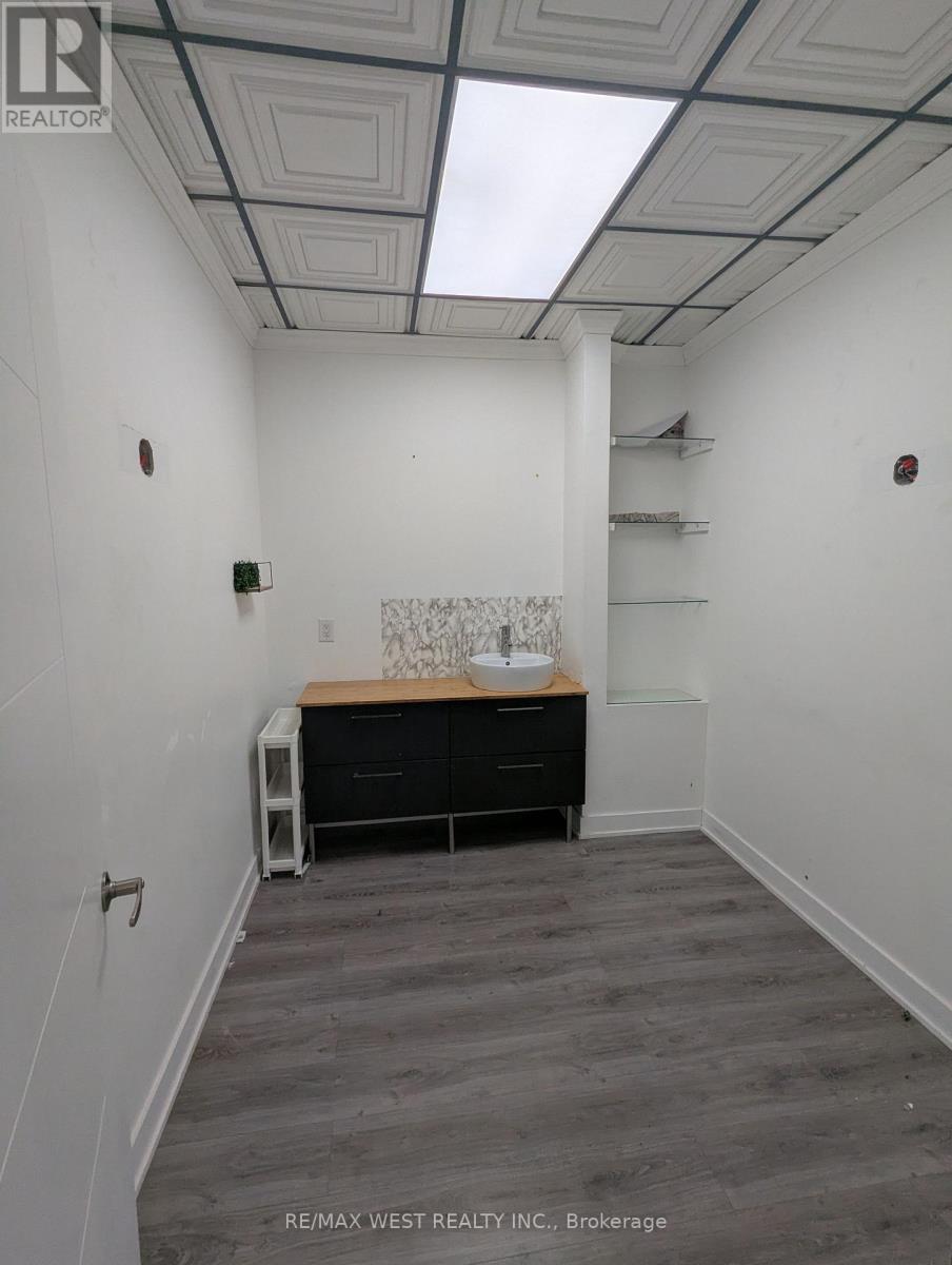 2 - 3267 Bloor Street W, Toronto, Ontario  M8X 1E2 - Photo 7 - W12578488