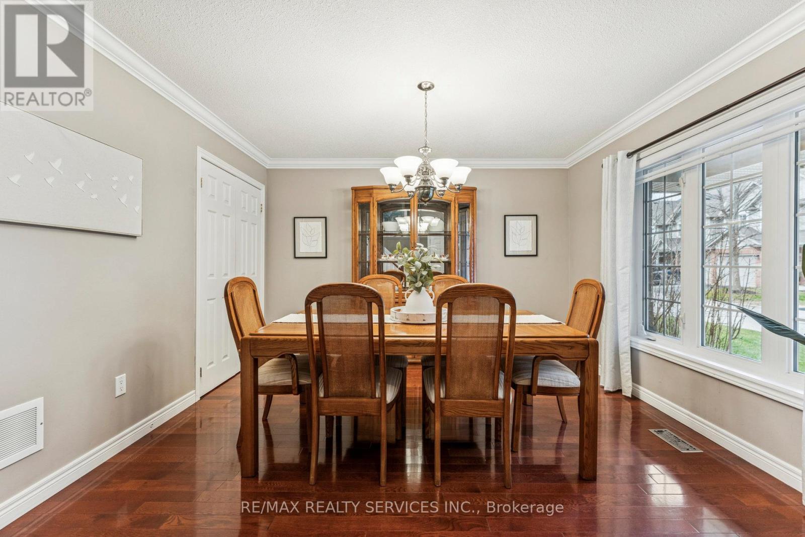 14 Mckinley Crescent, Caledon, Ontario  L7C 1G9 - Photo 9 - W12578536