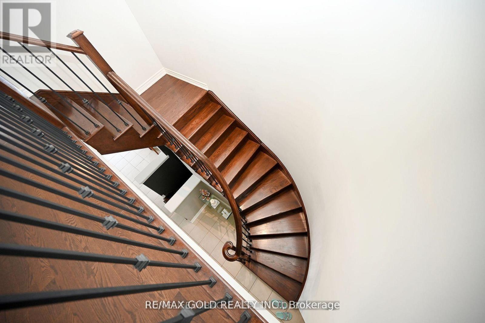 12 Coastline Drive, Brampton, Ontario  L6Y 0T5 - Photo 3 - W12578538