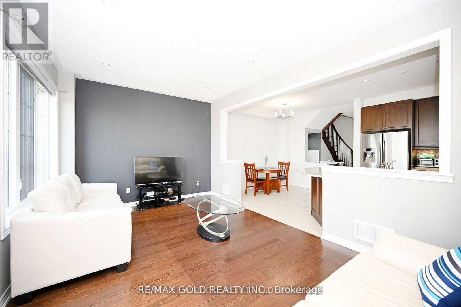 12 Coastline Drive, Brampton, Ontario  L6Y 0T5 - Photo 4 - W12578538