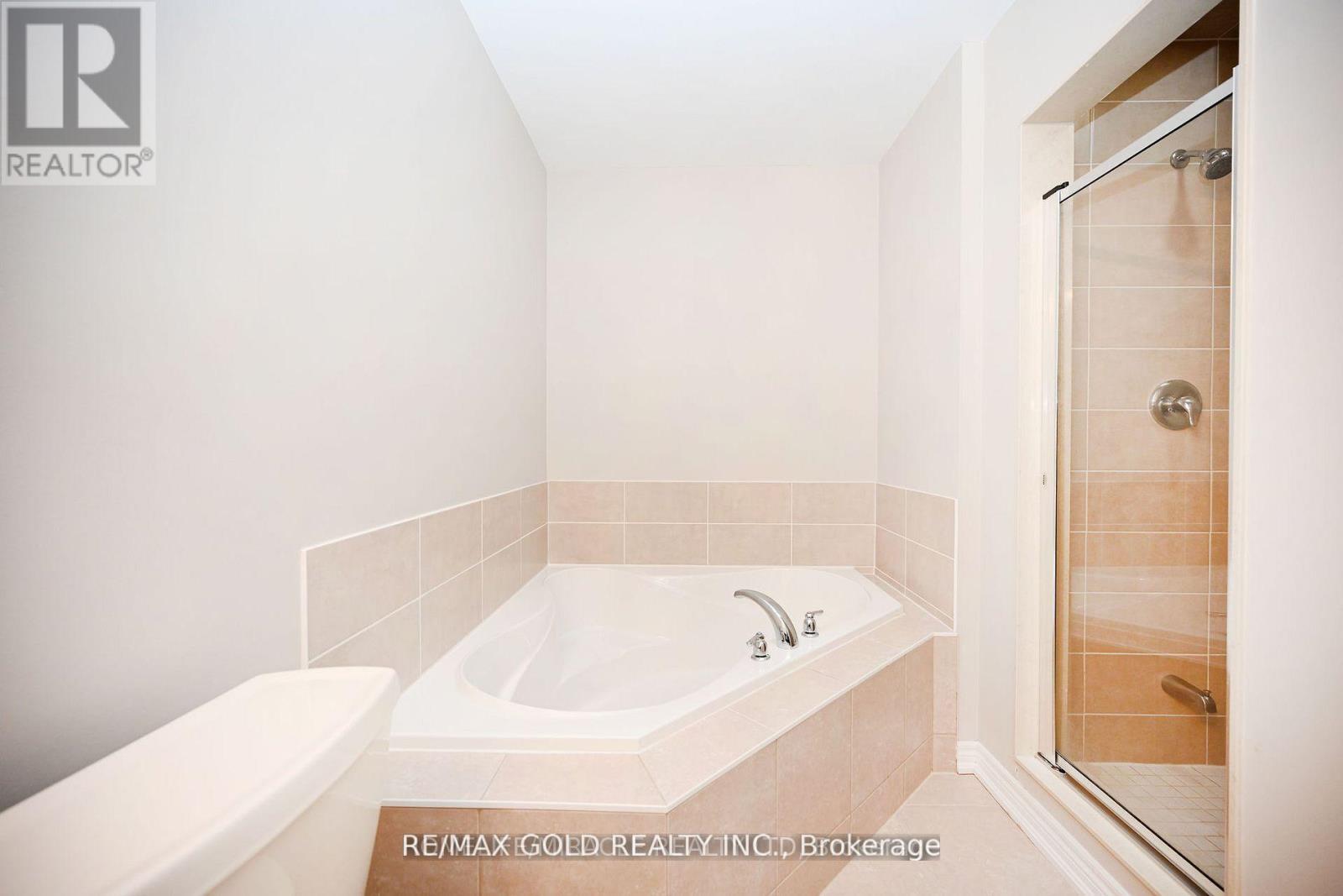 12 Coastline Drive, Brampton, Ontario  L6Y 0T5 - Photo 8 - W12578538