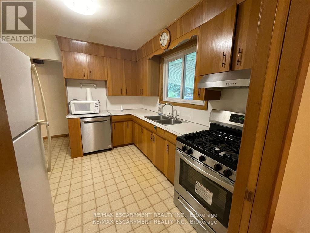 4327 Mitchell Avenue, Niagara Falls, Ontario  L2E 6R4 - Photo 3 - X12578548