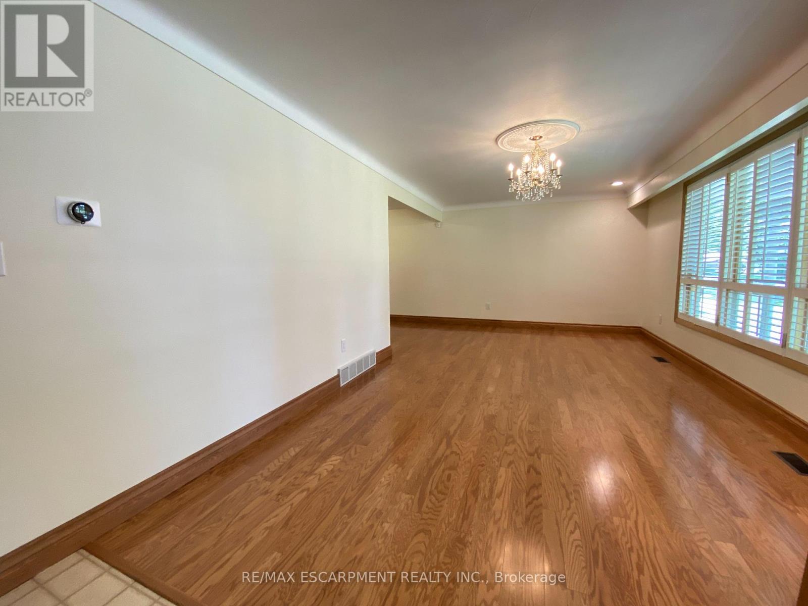 4327 Mitchell Avenue, Niagara Falls, Ontario  L2E 6R4 - Photo 4 - X12578548