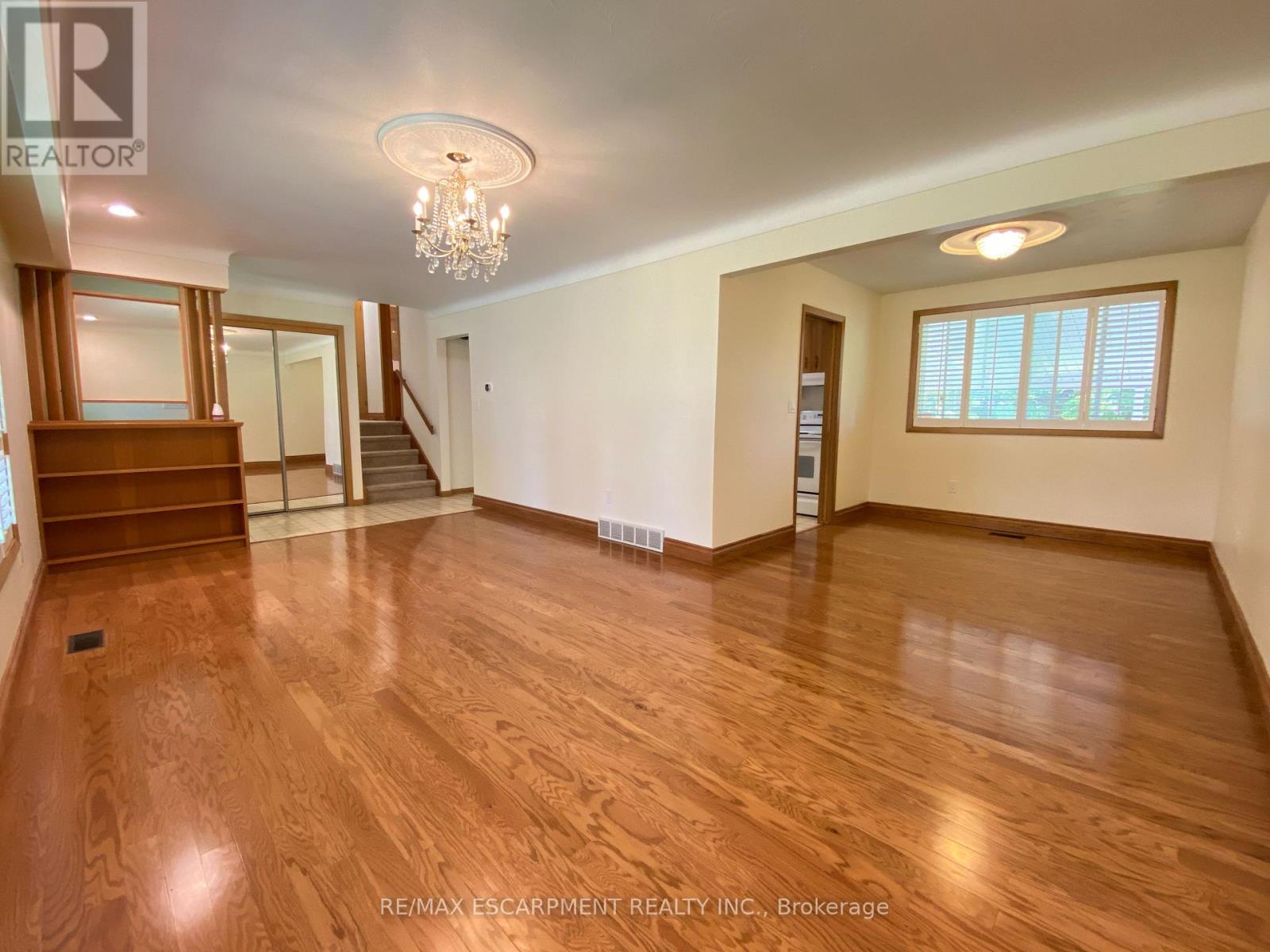 4327 Mitchell Avenue, Niagara Falls, Ontario  L2E 6R4 - Photo 5 - X12578548