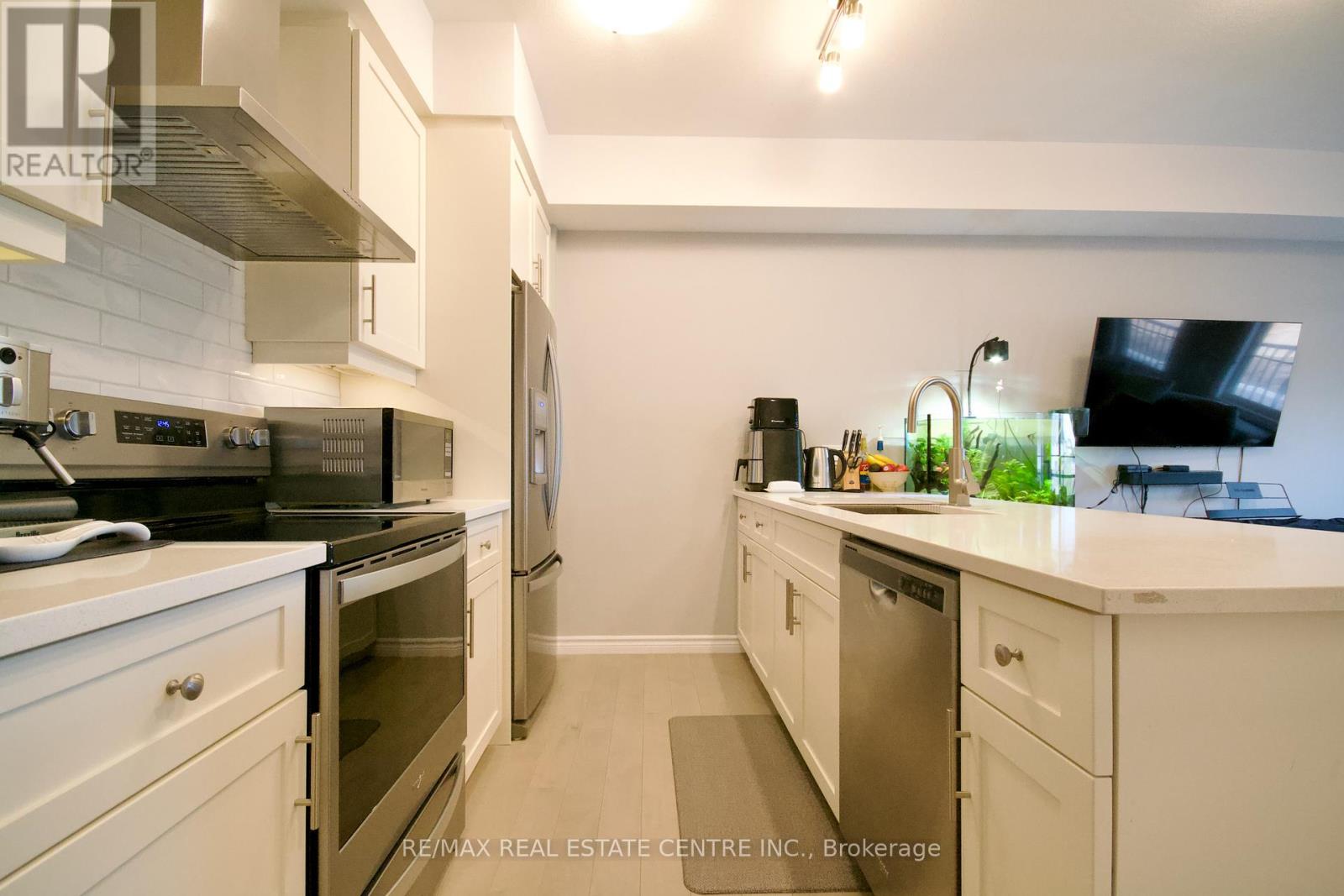 160 Oat Lane, Kitchener, Ontario  N2E 0S8 - Photo 3 - X12578350