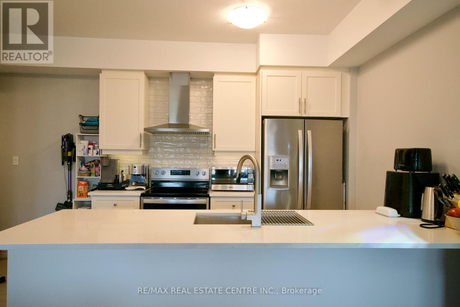 160 Oat Lane, Kitchener, Ontario  N2E 0S8 - Photo 4 - X12578350