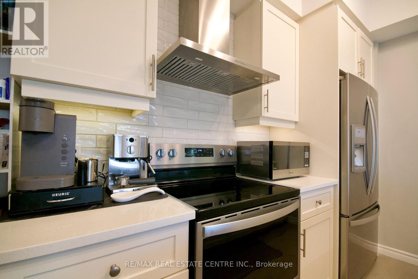 160 Oat Lane, Kitchener, Ontario  N2E 0S8 - Photo 5 - X12578350