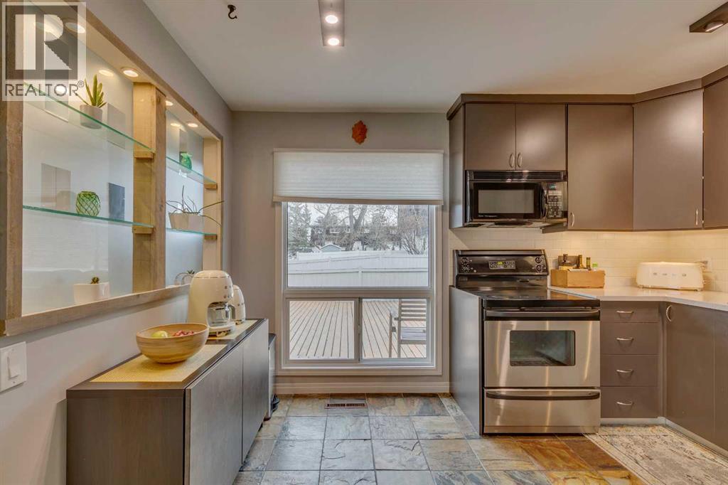 25 Brae Glen Court Sw, Calgary, Alberta  T2W 1B6 - Photo 4 - A2270480