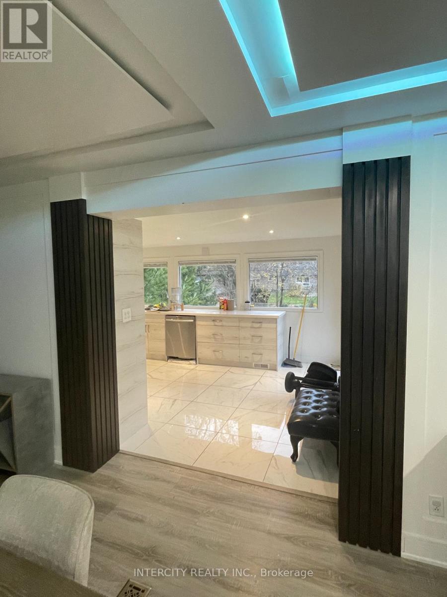 11 Morton Avenue, East Gwillimbury (Sharon), Ontario  L0G 1V0 - Photo 10 - N12578566