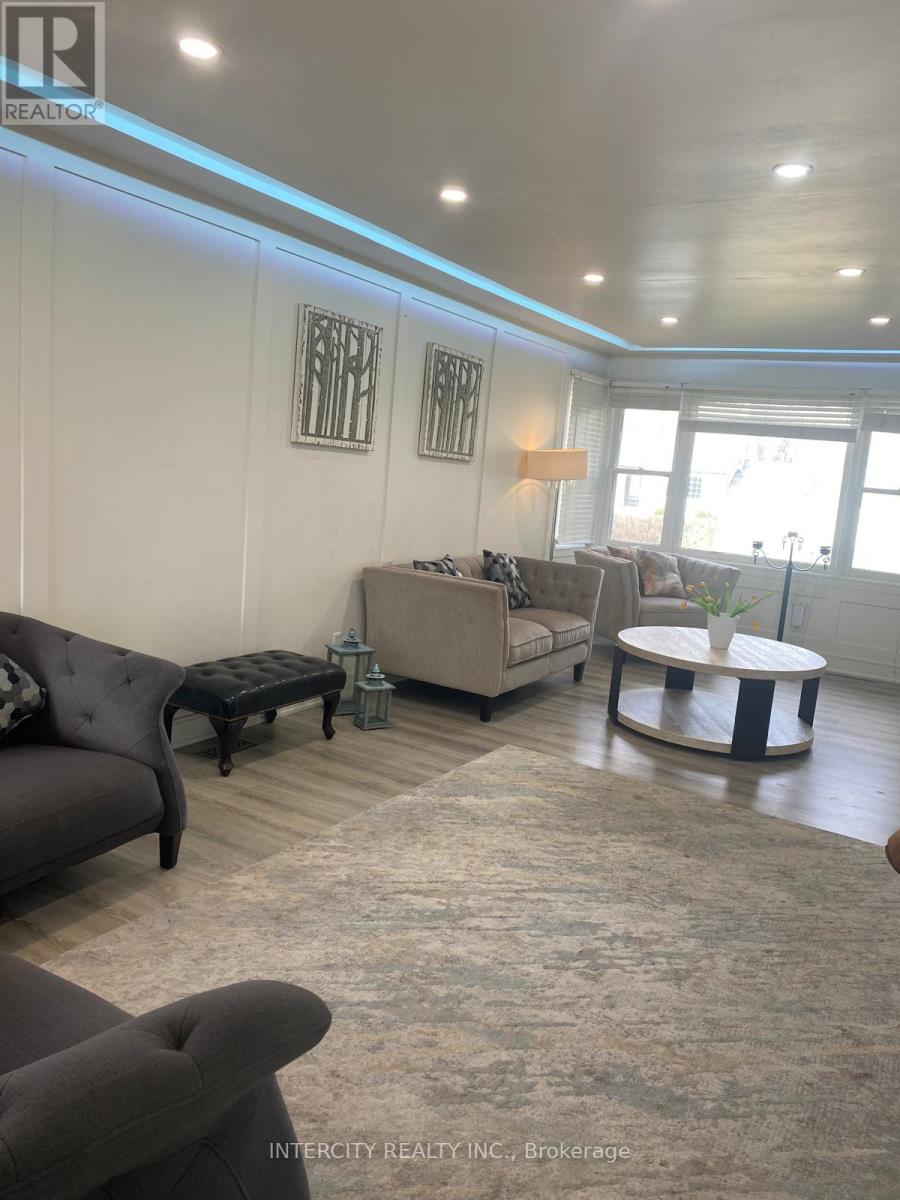 11 Morton Avenue, East Gwillimbury (Sharon), Ontario  L0G 1V0 - Photo 11 - N12578566