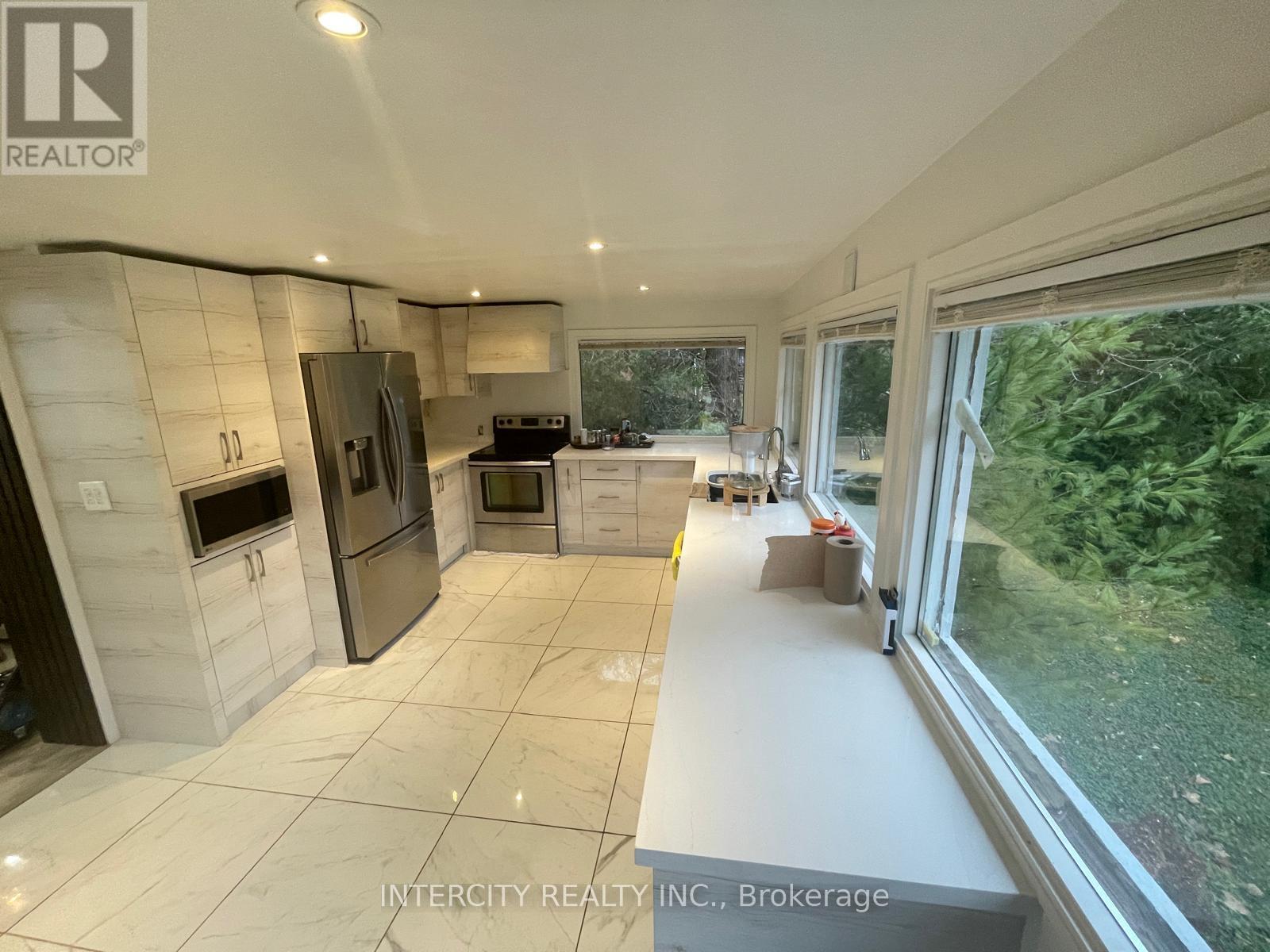 11 Morton Avenue, East Gwillimbury (Sharon), Ontario  L0G 1V0 - Photo 12 - N12578566