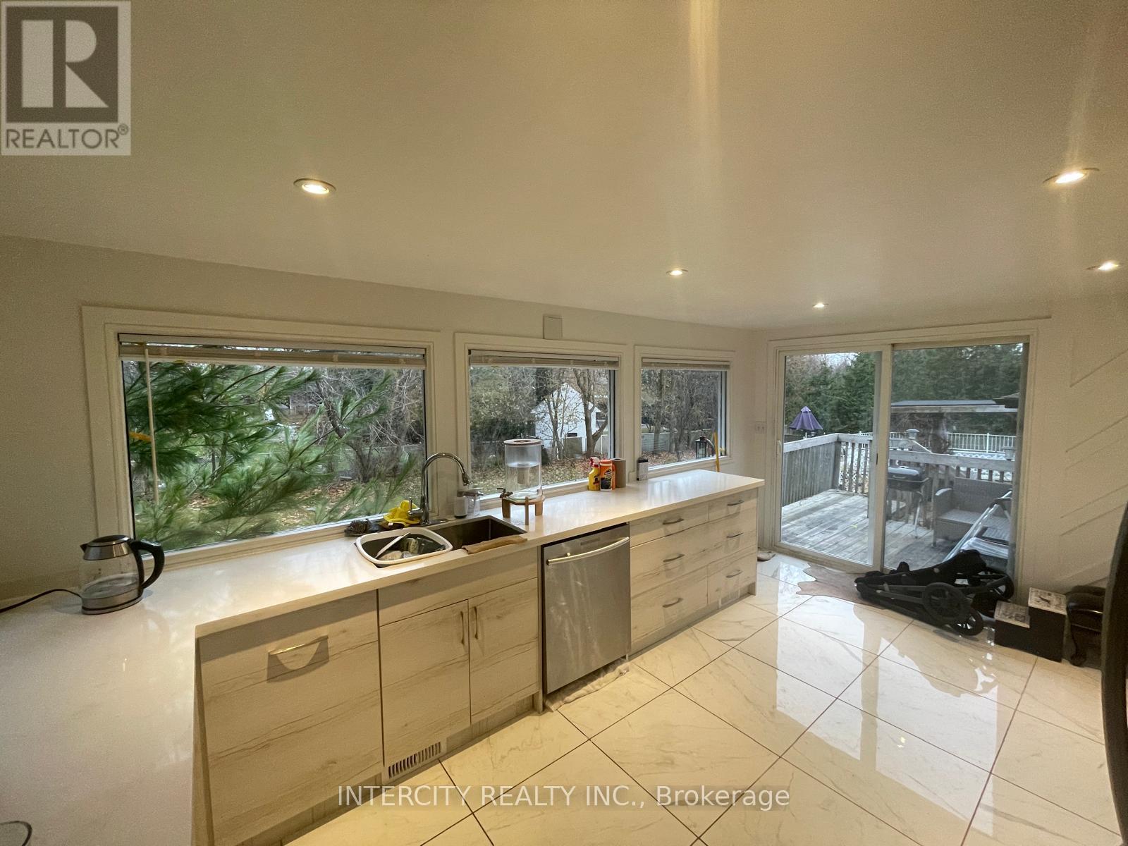 11 Morton Avenue, East Gwillimbury (Sharon), Ontario  L0G 1V0 - Photo 13 - N12578566