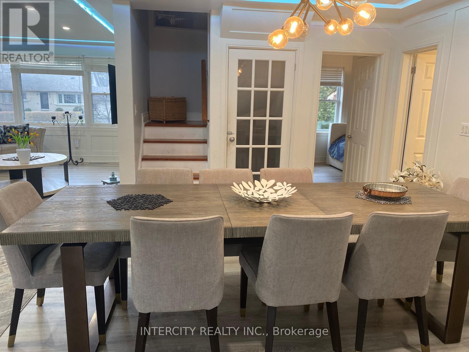 11 Morton Avenue, East Gwillimbury (Sharon), Ontario  L0G 1V0 - Photo 2 - N12578566