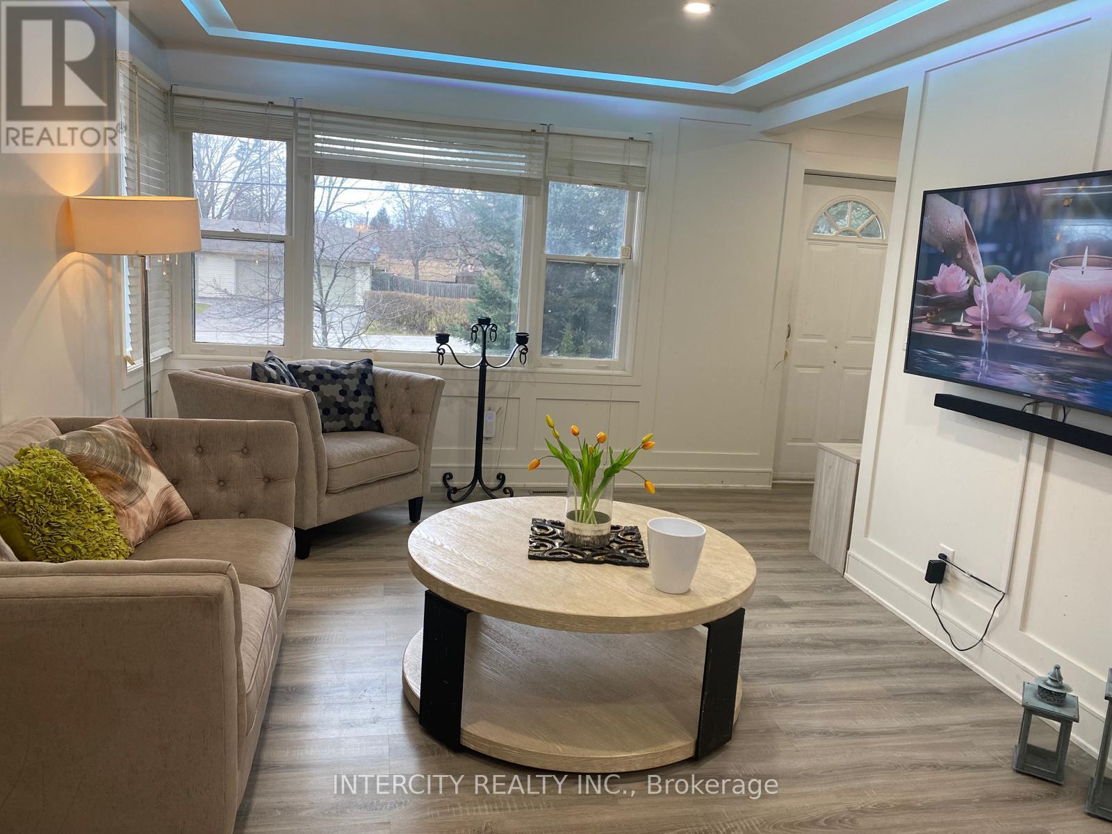 11 Morton Avenue, East Gwillimbury (Sharon), Ontario  L0G 1V0 - Photo 20 - N12578566