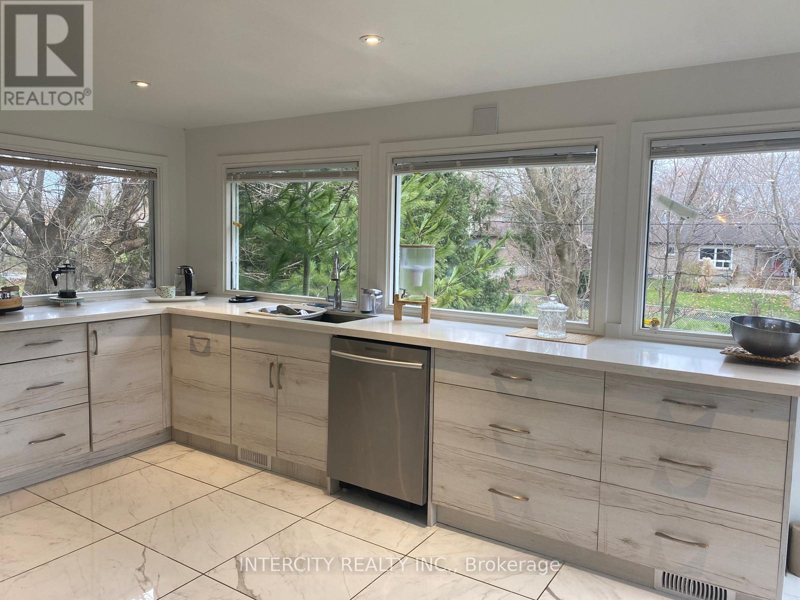 11 Morton Avenue, East Gwillimbury (Sharon), Ontario  L0G 1V0 - Photo 27 - N12578566