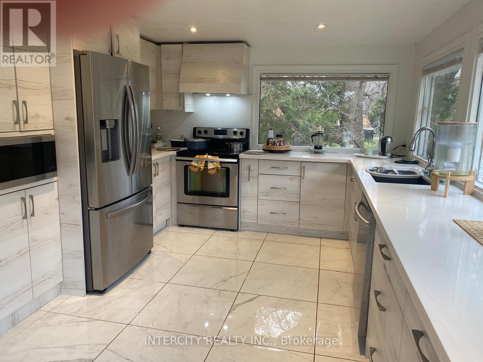 11 Morton Avenue, East Gwillimbury (Sharon), Ontario  L0G 1V0 - Photo 28 - N12578566