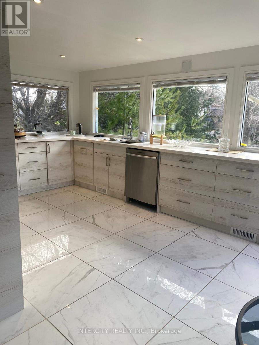 11 Morton Avenue, East Gwillimbury (Sharon), Ontario  L0G 1V0 - Photo 3 - N12578566