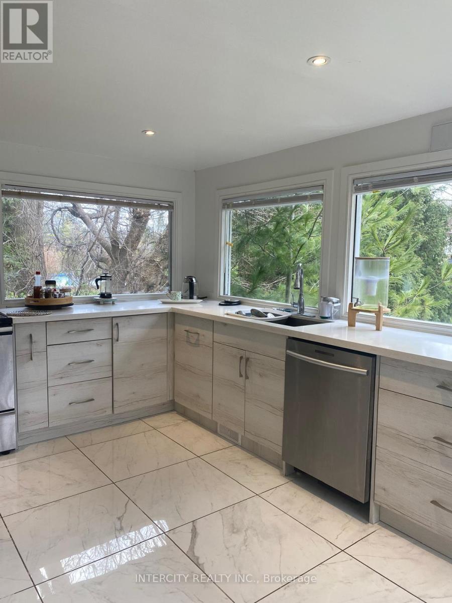 11 Morton Avenue, East Gwillimbury (Sharon), Ontario  L0G 1V0 - Photo 32 - N12578566