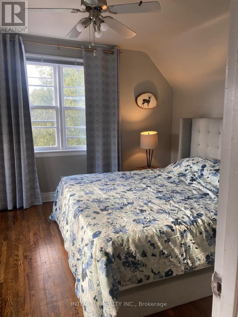 11 Morton Avenue, East Gwillimbury (Sharon), Ontario  L0G 1V0 - Photo 4 - N12578566