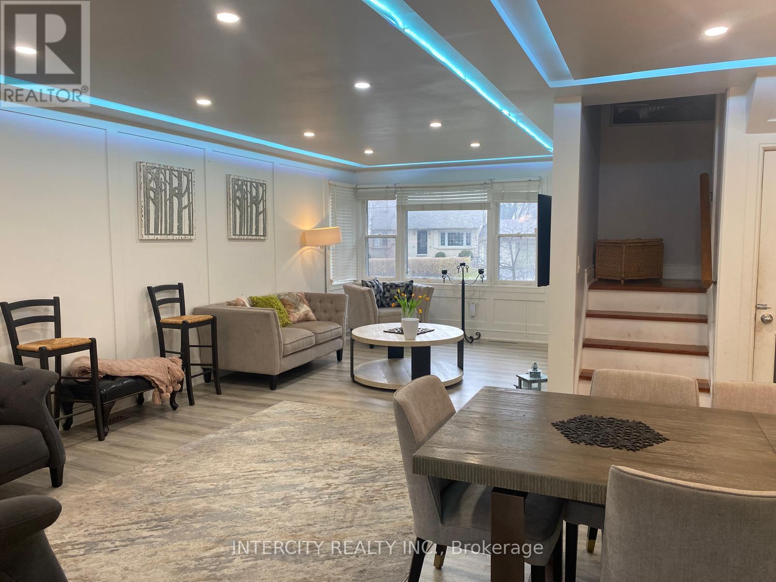 11 Morton Avenue, East Gwillimbury (Sharon), Ontario  L0G 1V0 - Photo 5 - N12578566