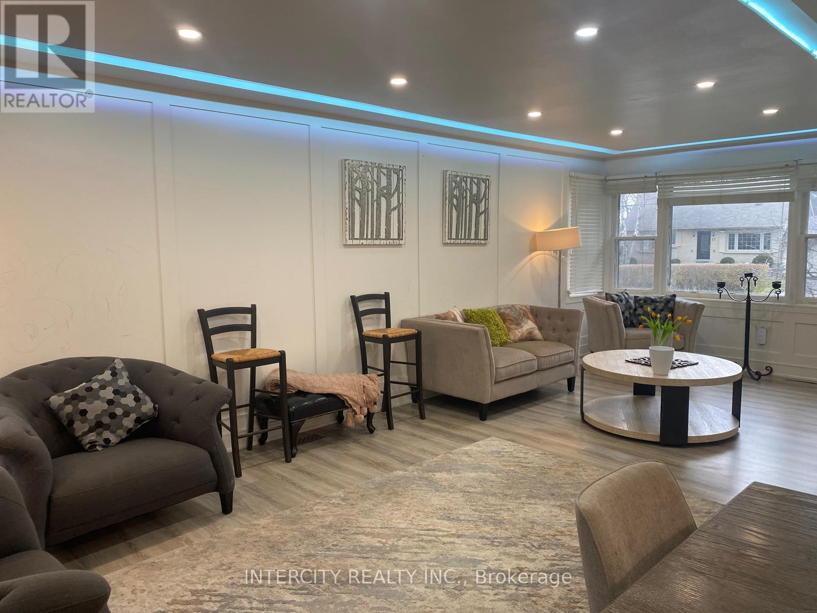 11 Morton Avenue, East Gwillimbury (Sharon), Ontario  L0G 1V0 - Photo 6 - N12578566