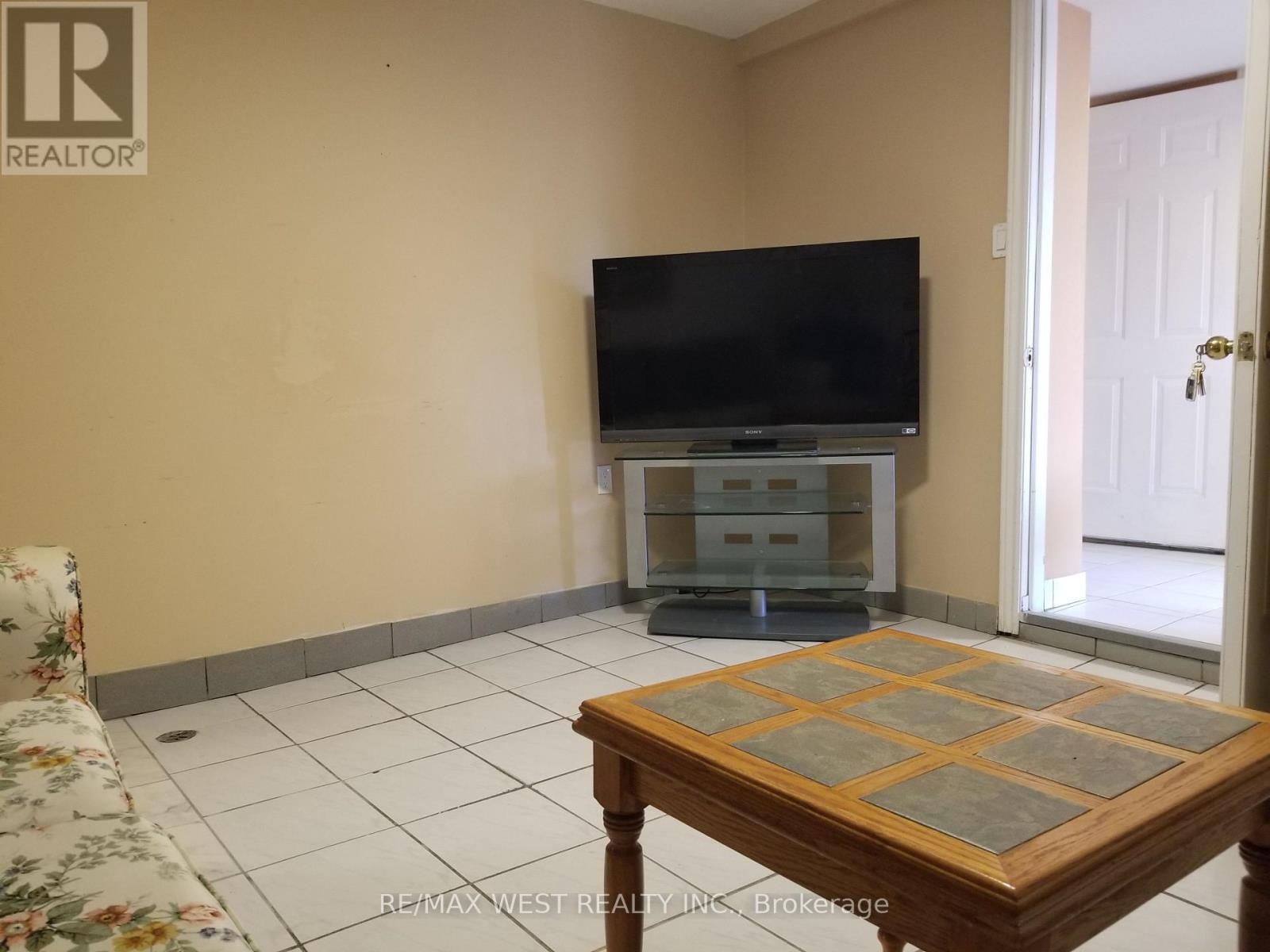 84 Denbigh Crescent, Toronto, Ontario  M3M 2T5 - Photo 10 - W12578576