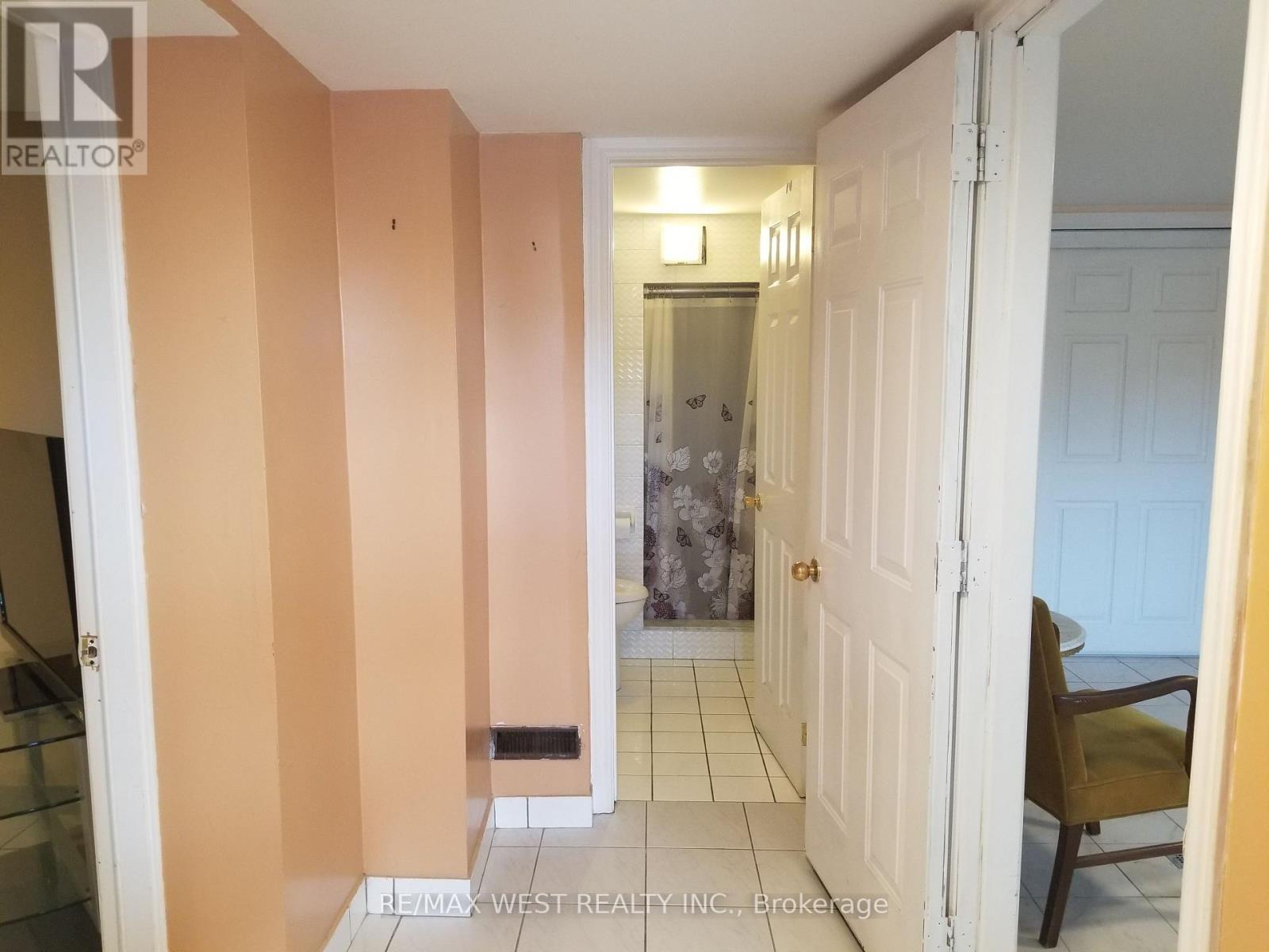 84 Denbigh Crescent, Toronto, Ontario  M3M 2T5 - Photo 5 - W12578576