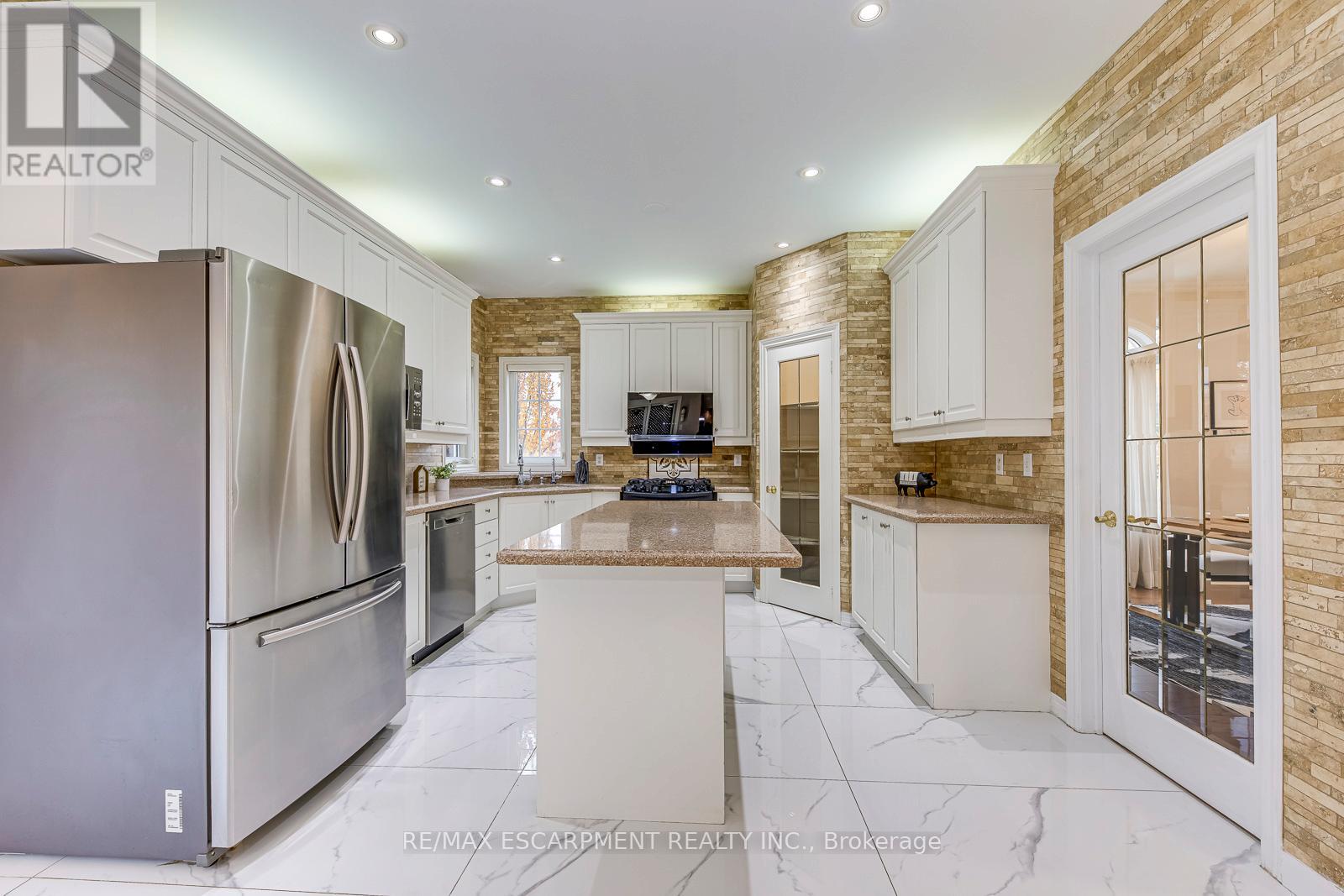 2001 Rosemount Crescent, Oakville, Ontario  L6M 3P5 - Photo 16 - W12578592