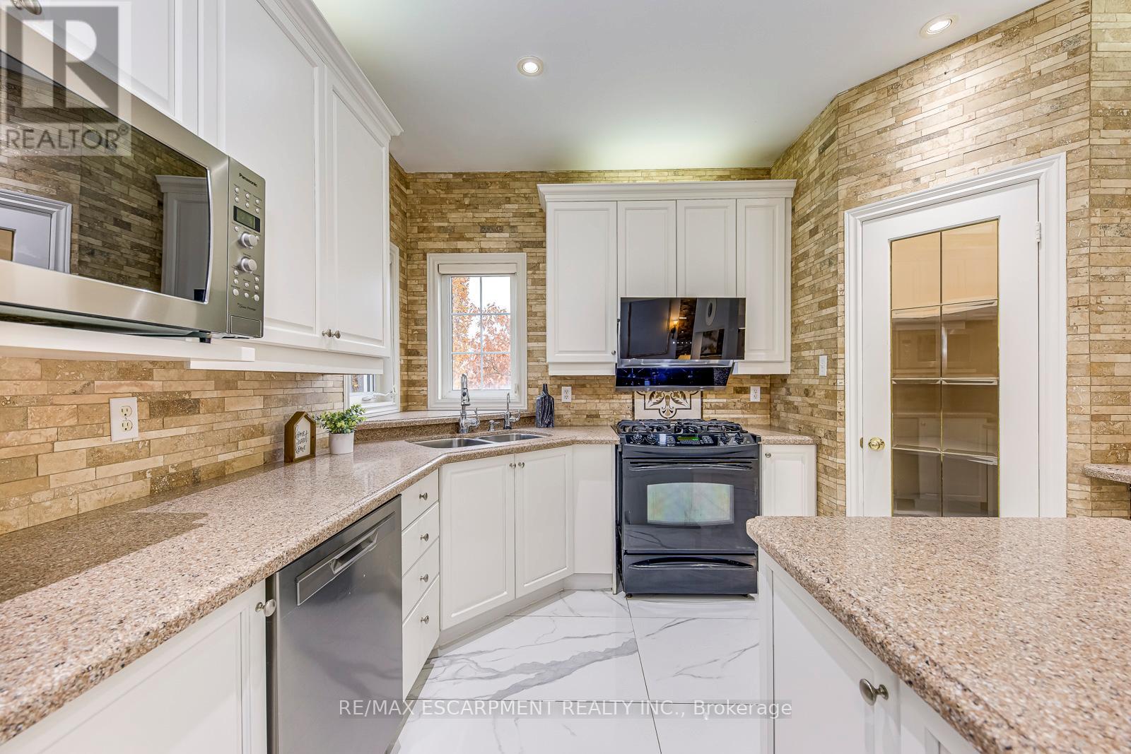 2001 Rosemount Crescent, Oakville, Ontario  L6M 3P5 - Photo 18 - W12578592