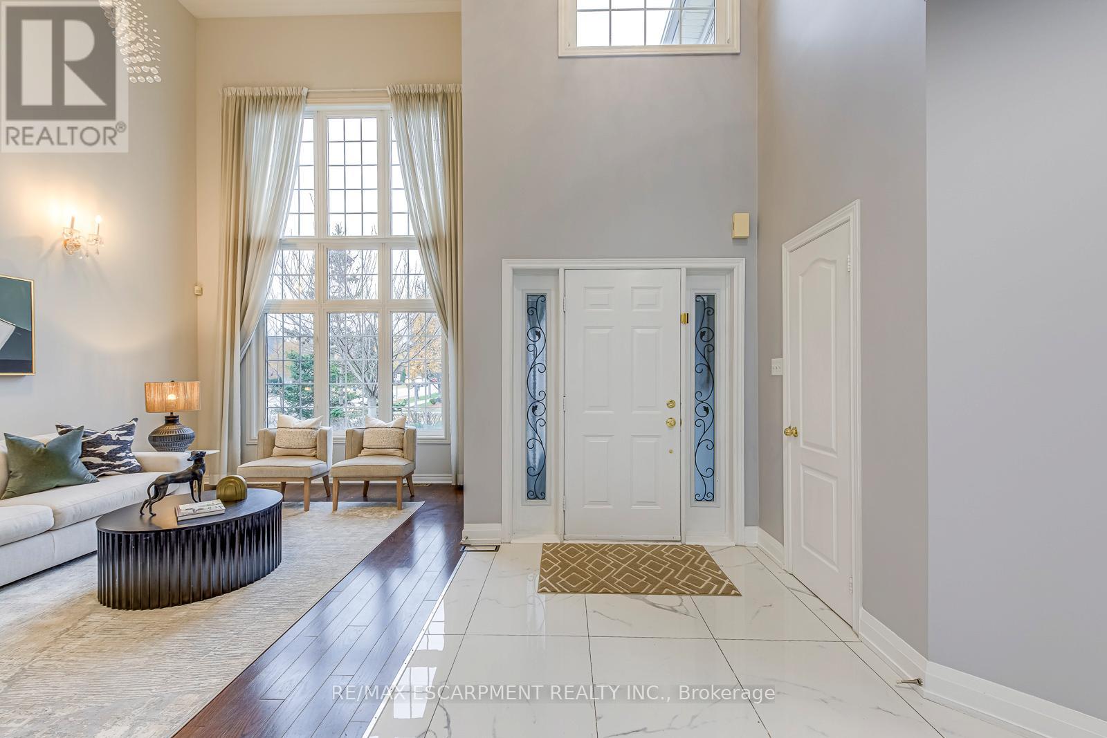 2001 Rosemount Crescent, Oakville, Ontario  L6M 3P5 - Photo 4 - W12578592