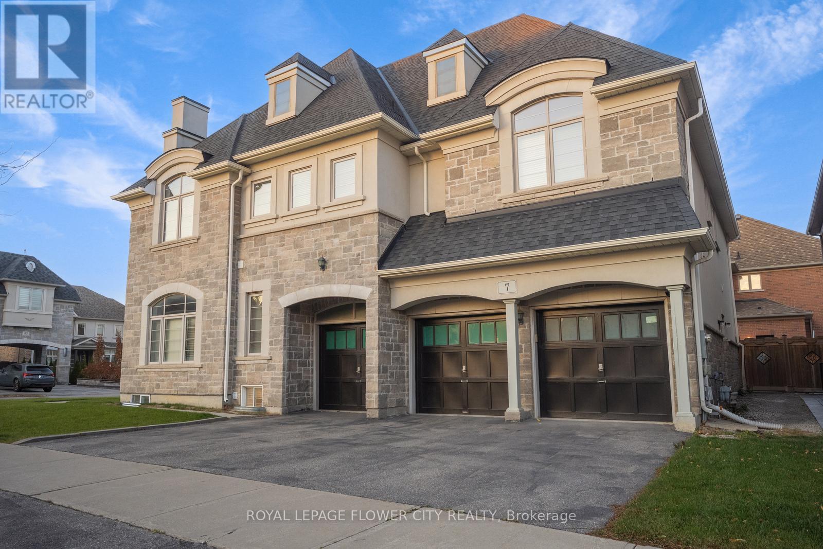 7 Tonalite Road, Brampton, Ontario  L6P 3Y6 - Photo 2 - W12578594