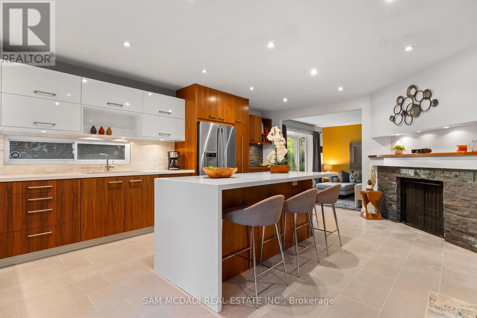 2480 Parmeer Drive, Mississauga, Ontario  L5C 2Y2 - Photo 10 - W12578600