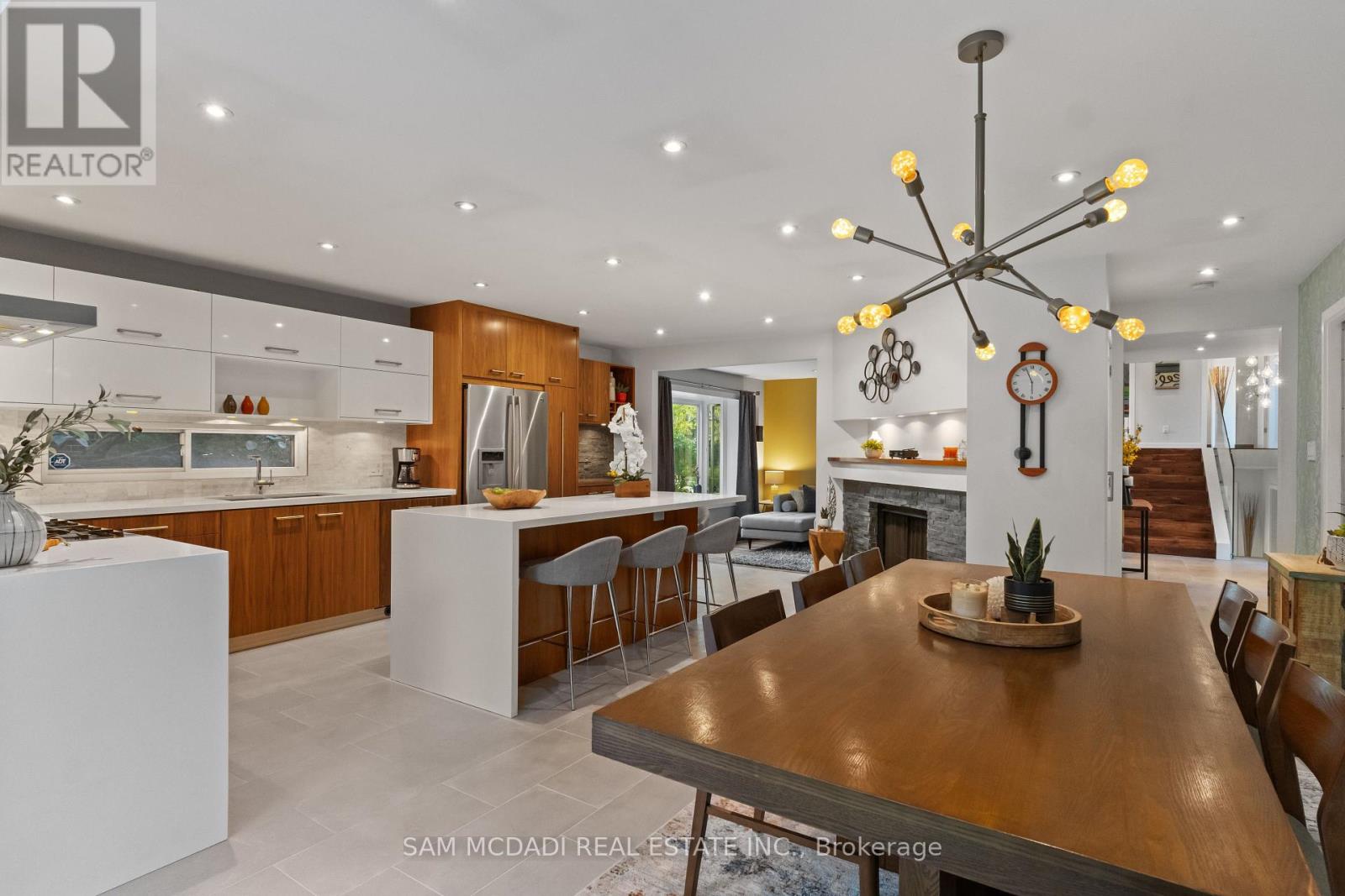 2480 Parmeer Drive, Mississauga, Ontario  L5C 2Y2 - Photo 12 - W12578600