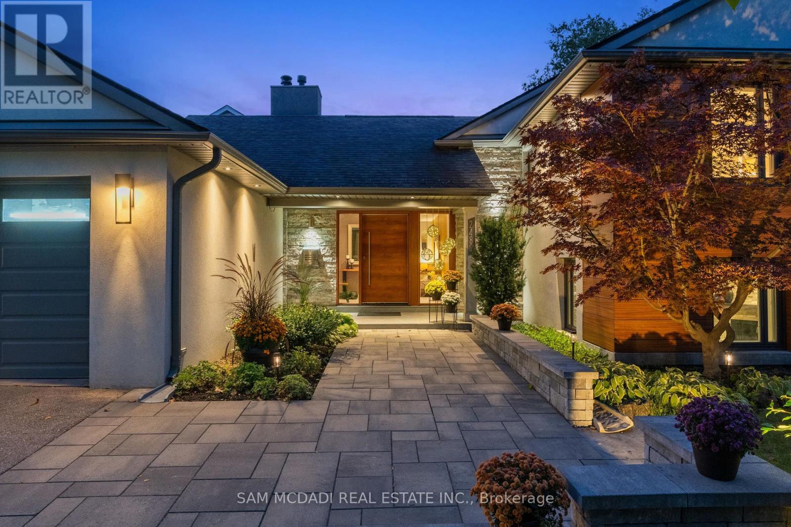 2480 Parmeer Drive, Mississauga, Ontario  L5C 2Y2 - Photo 2 - W12578600