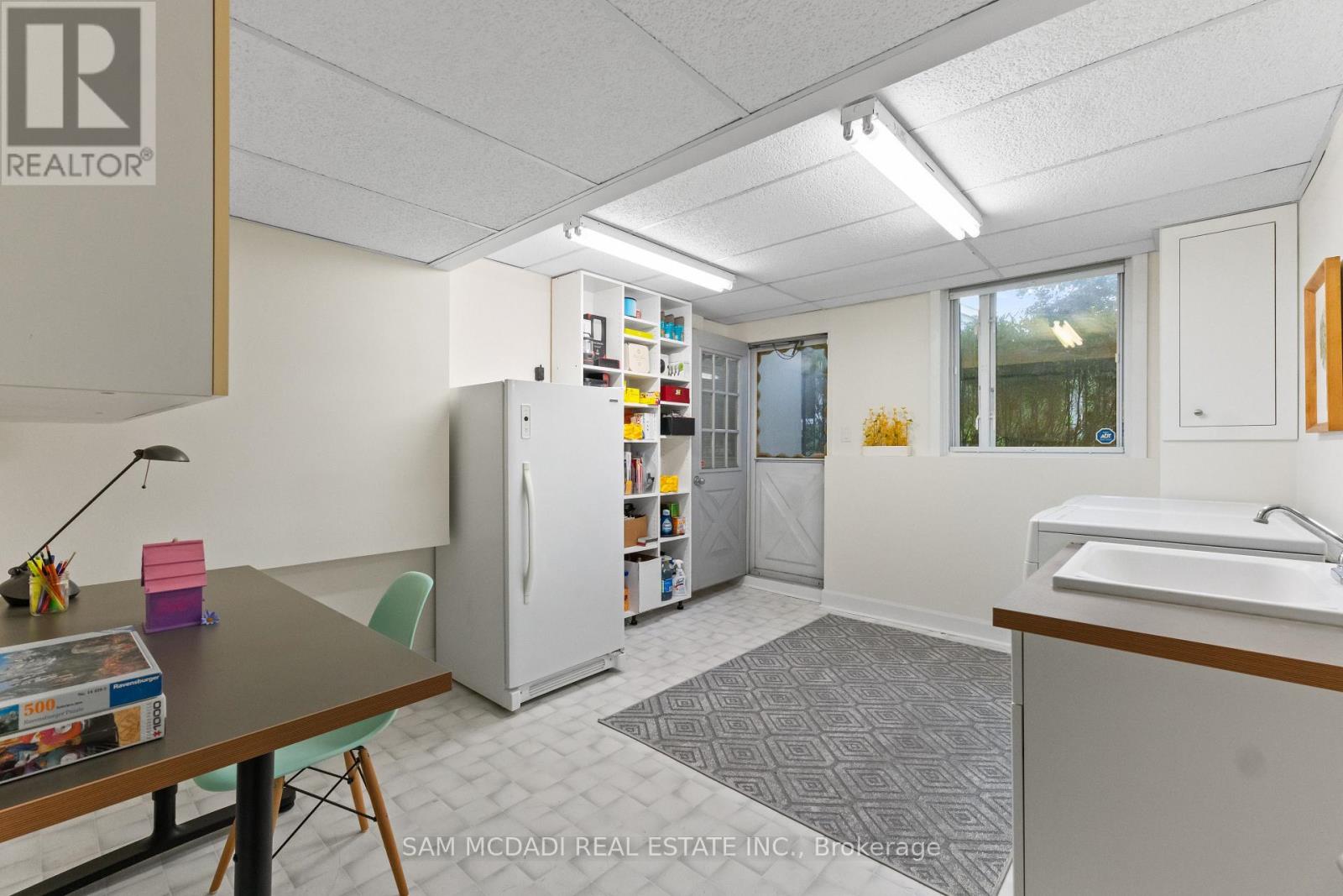 2480 Parmeer Drive, Mississauga, Ontario  L5C 2Y2 - Photo 33 - W12578600