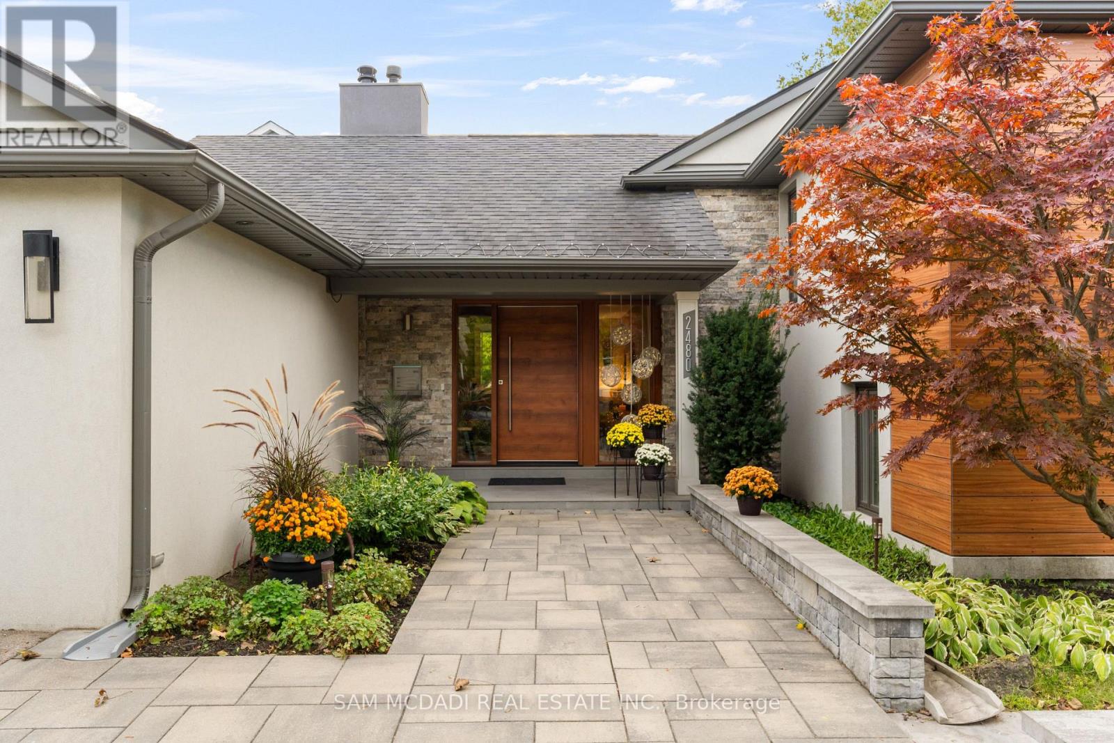 2480 Parmeer Drive, Mississauga, Ontario  L5C 2Y2 - Photo 5 - W12578600