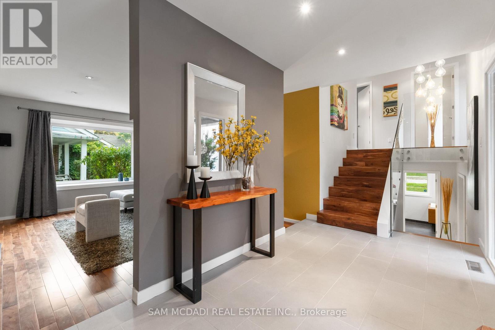 2480 Parmeer Drive, Mississauga, Ontario  L5C 2Y2 - Photo 6 - W12578600