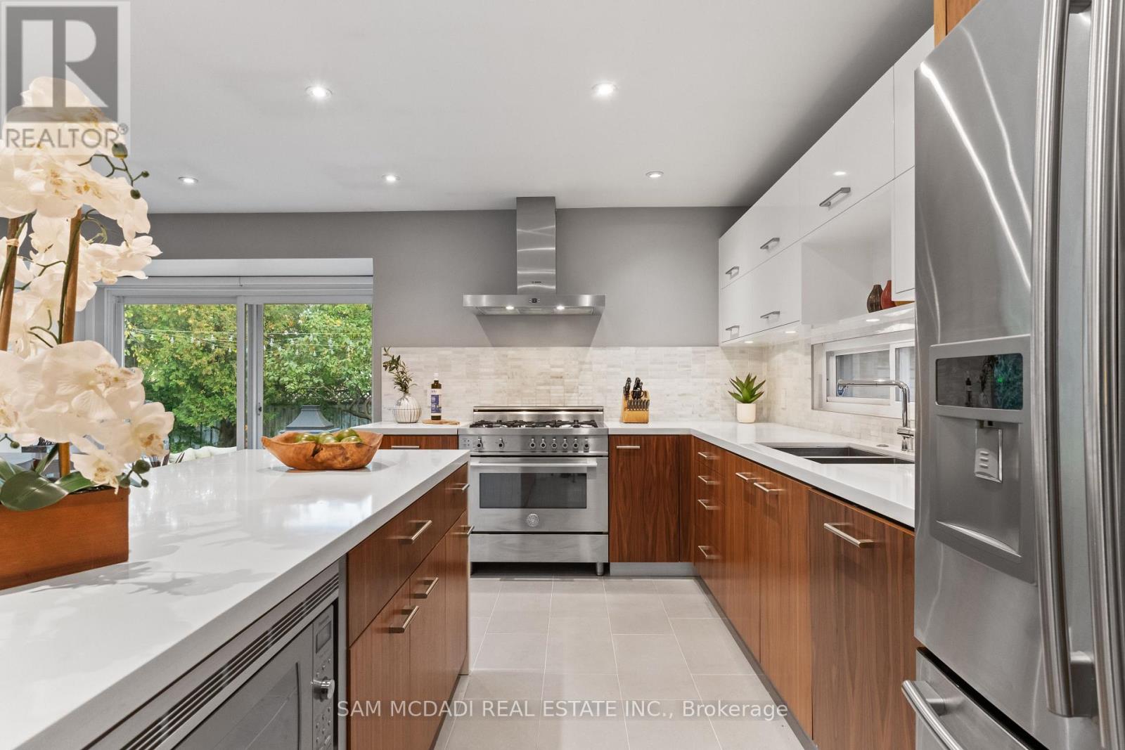 2480 Parmeer Drive, Mississauga, Ontario  L5C 2Y2 - Photo 9 - W12578600