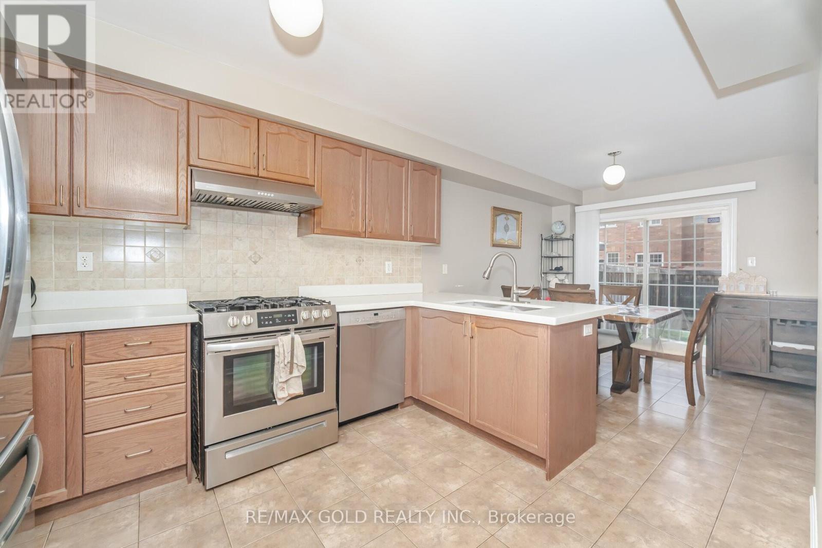 92 Bellchase Trail, Brampton, Ontario  L6P 3L9 - Photo 10 - W12578610