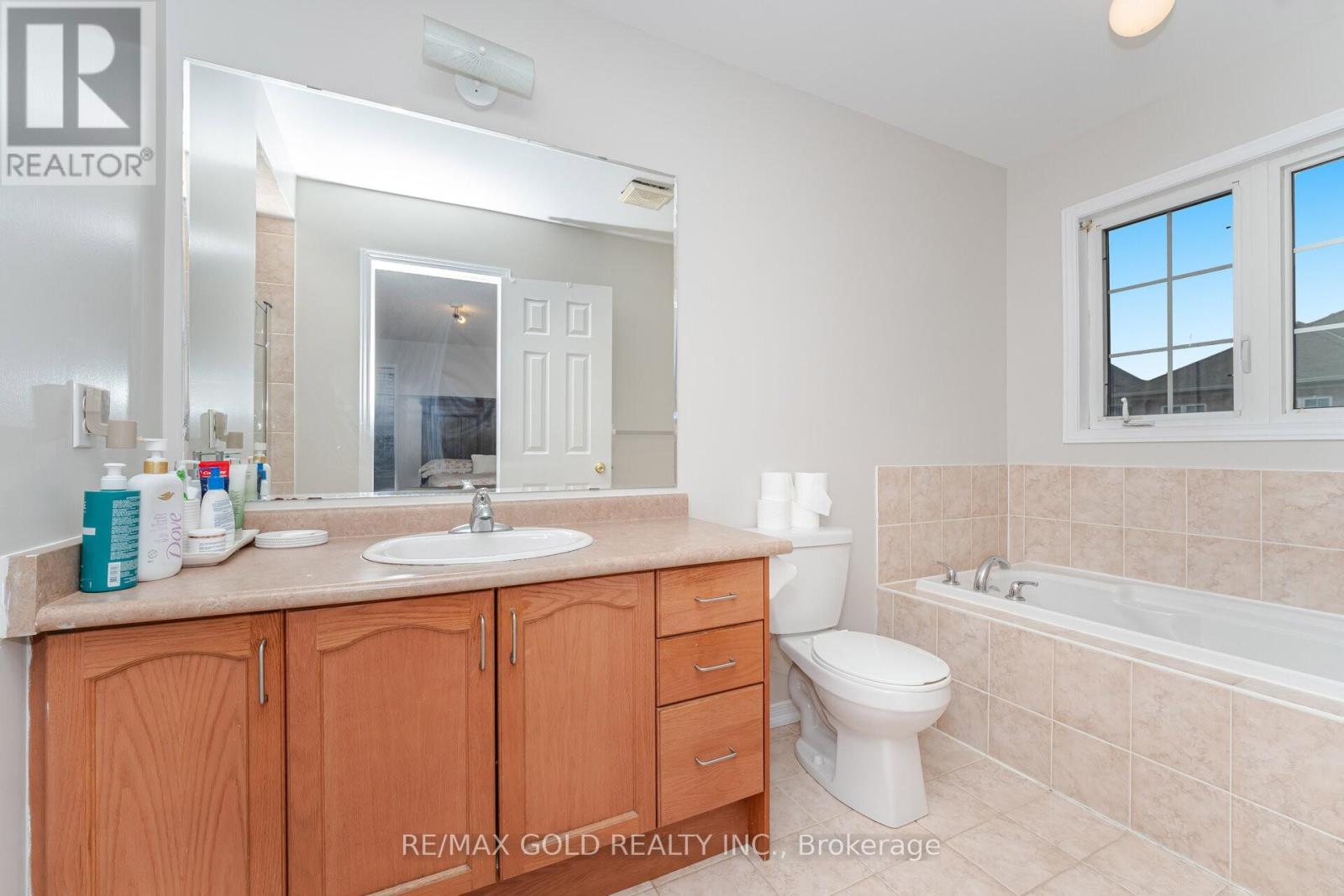 92 Bellchase Trail, Brampton, Ontario  L6P 3L9 - Photo 15 - W12578610