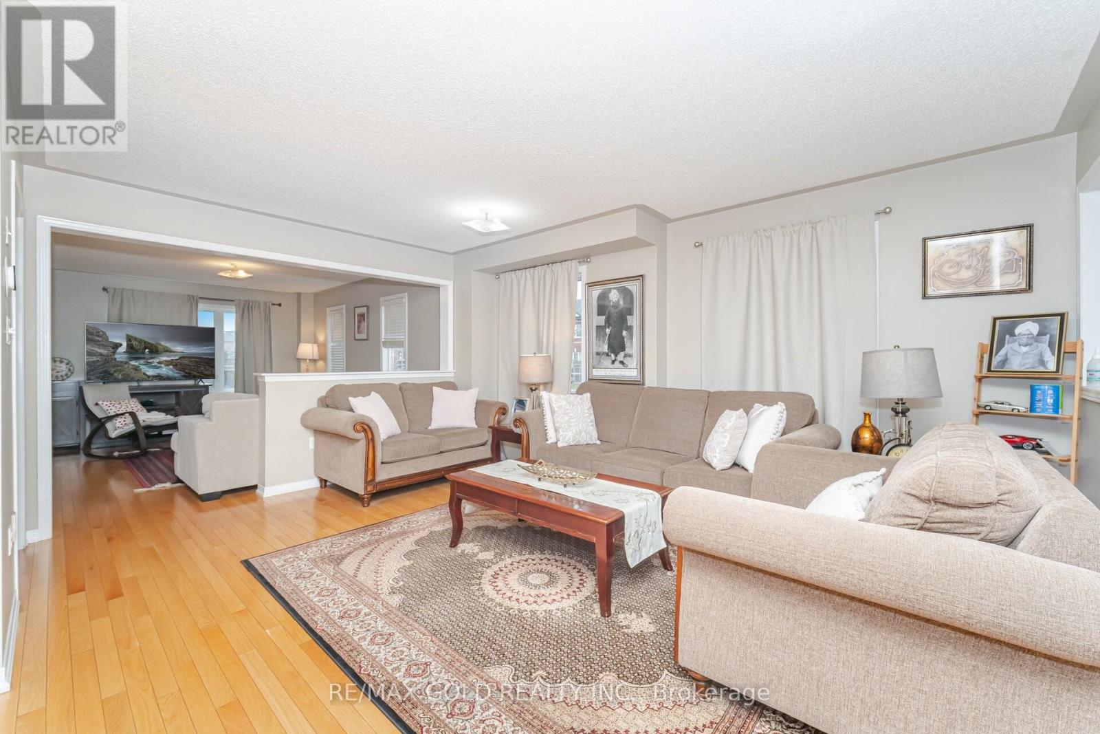 92 Bellchase Trail, Brampton, Ontario  L6P 3L9 - Photo 2 - W12578610