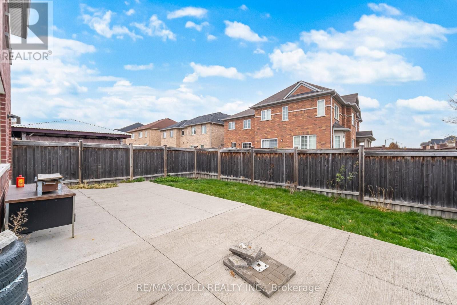 92 Bellchase Trail, Brampton, Ontario  L6P 3L9 - Photo 21 - W12578610