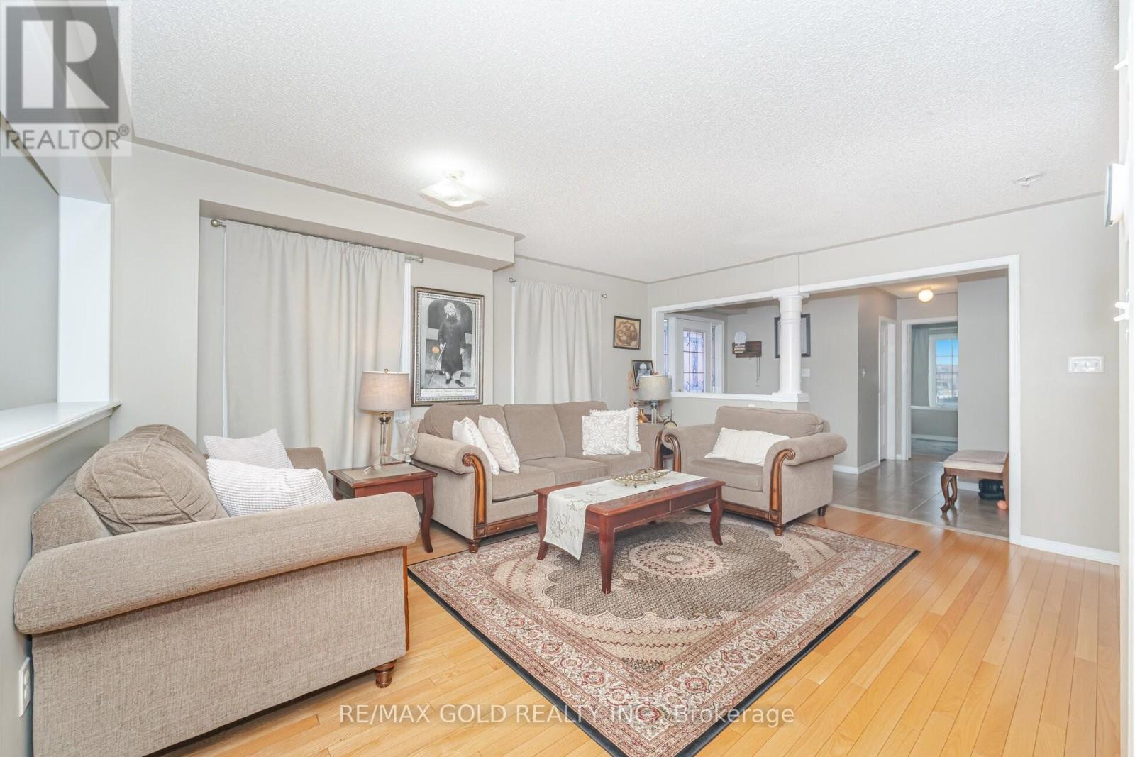 92 Bellchase Trail, Brampton, Ontario  L6P 3L9 - Photo 4 - W12578610