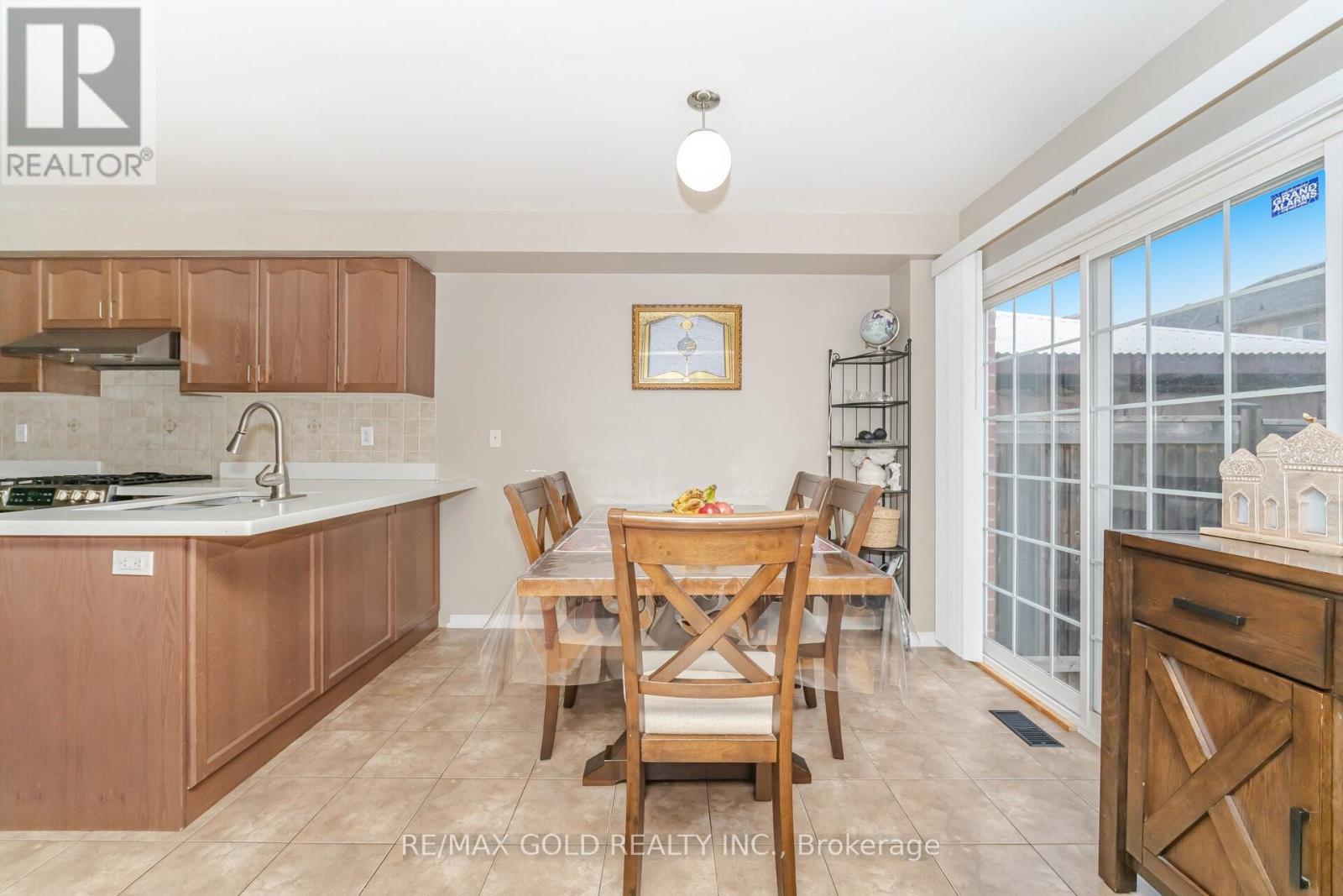 92 Bellchase Trail, Brampton, Ontario  L6P 3L9 - Photo 7 - W12578610